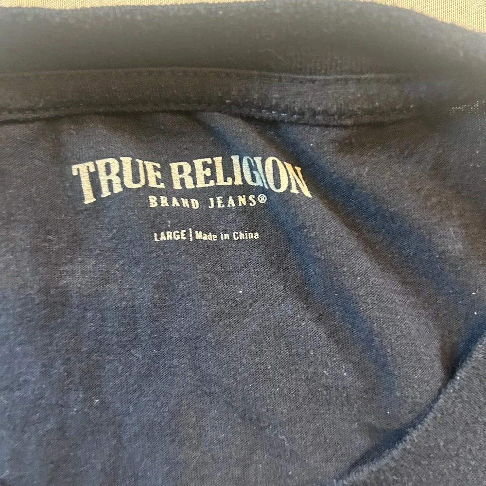 True Religion Mens Buddha Guitar Graphic T-Shirt Navy Blue Large Distressed Logo